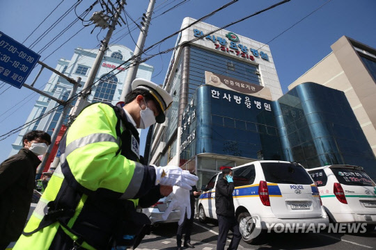 18일 오전 신종 코로나바이러스 감염증(코로나19) 확진자가 다수 나온 것으로 알려진 대구시 서구의 한 요양병원 앞에서 경찰이 통제하고 있다.(사진=연합뉴스)